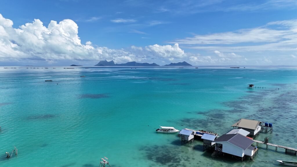 Book a Sipadan dive package during your stay with us at Bigfin water Bungalow Bum Bum Island, Semporna. Enjoy the stunningview of Bohey Dulang Island panorama
