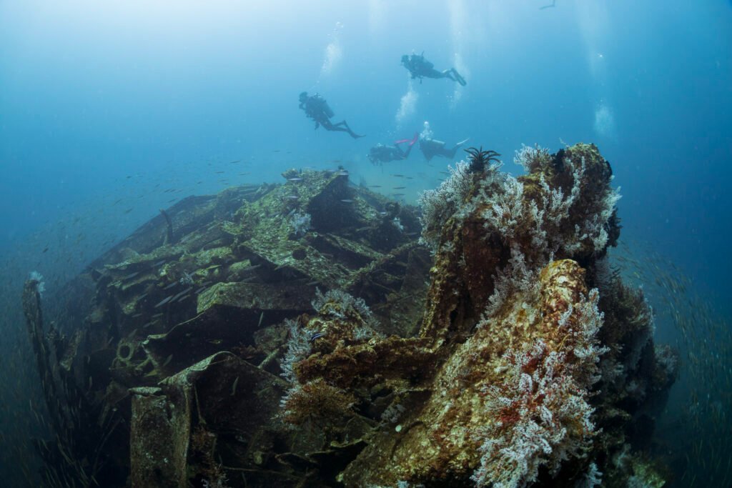 Divers at Usukan Wreck Salvage point site diving in Kota Belud 